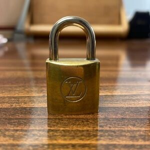 Preloved LOUIS VUITTON Padlock Key Cadena Gold Polished without key